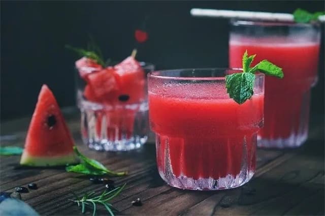 【qq吃瓜群】炸锅咯！网红情侣翻车堪比电影，网友：这剧情狗血得有味！