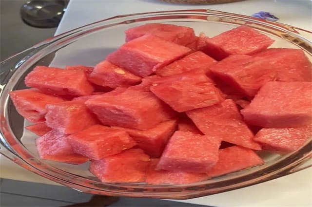 【吃瓜群qq群免费】爆料：这对顶流是假戏真做？狗仔拍到同居铁证，网友吵翻天！