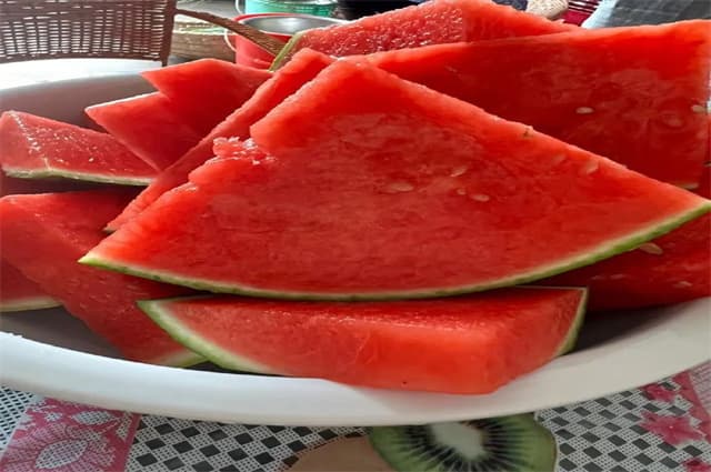 吃瓜群qq群里的网红出轨风波，粉丝们到底在求啥真相？