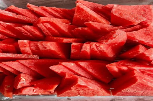 【吃瓜qq群热议】疑似恋情曝光！顶流男爱豆带神秘女子同回酒店，身份起底惊呆粉丝！